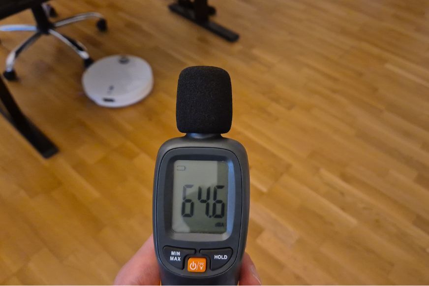 Die Lautstärke des Roborock Qrevo Curv 2 Pro wird im Test mit einem Messgerät überprüft und zeigt 64,6 dB an.